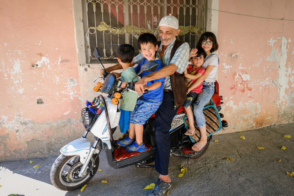 220823編集後低画素ムスタファ家 1 オスマニエに暮らすシリア難民、ムスタファ・カービースさん一家を訪ねました オスマニエに暮らすシリア難民、ムスタファ・カービースさん一家を訪ねました