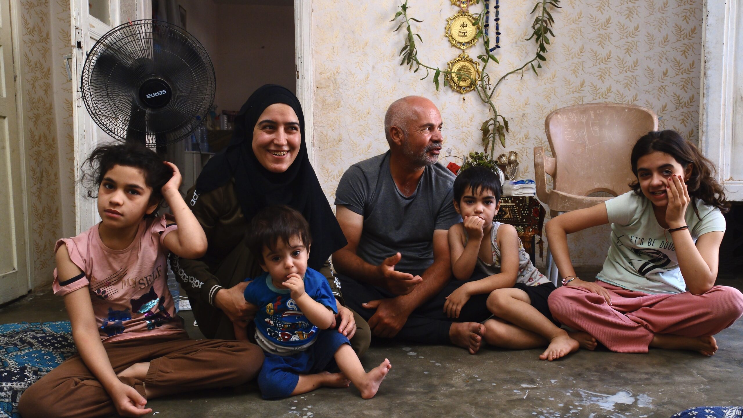 05278551 (9年間暮らしたレイハンルから、まもなくシリアの故郷へと帰還しようとするアブ・シャーケル一家)