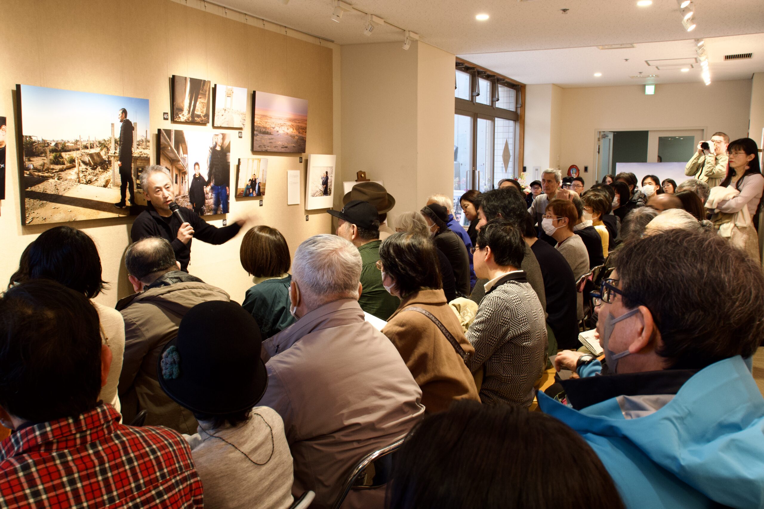 05271781 scaled 写真展ギャラリートークにて安田純平氏のお話をお聞きしました 写真展ギャラリートークにて安田純平氏のお話をお聞きしました