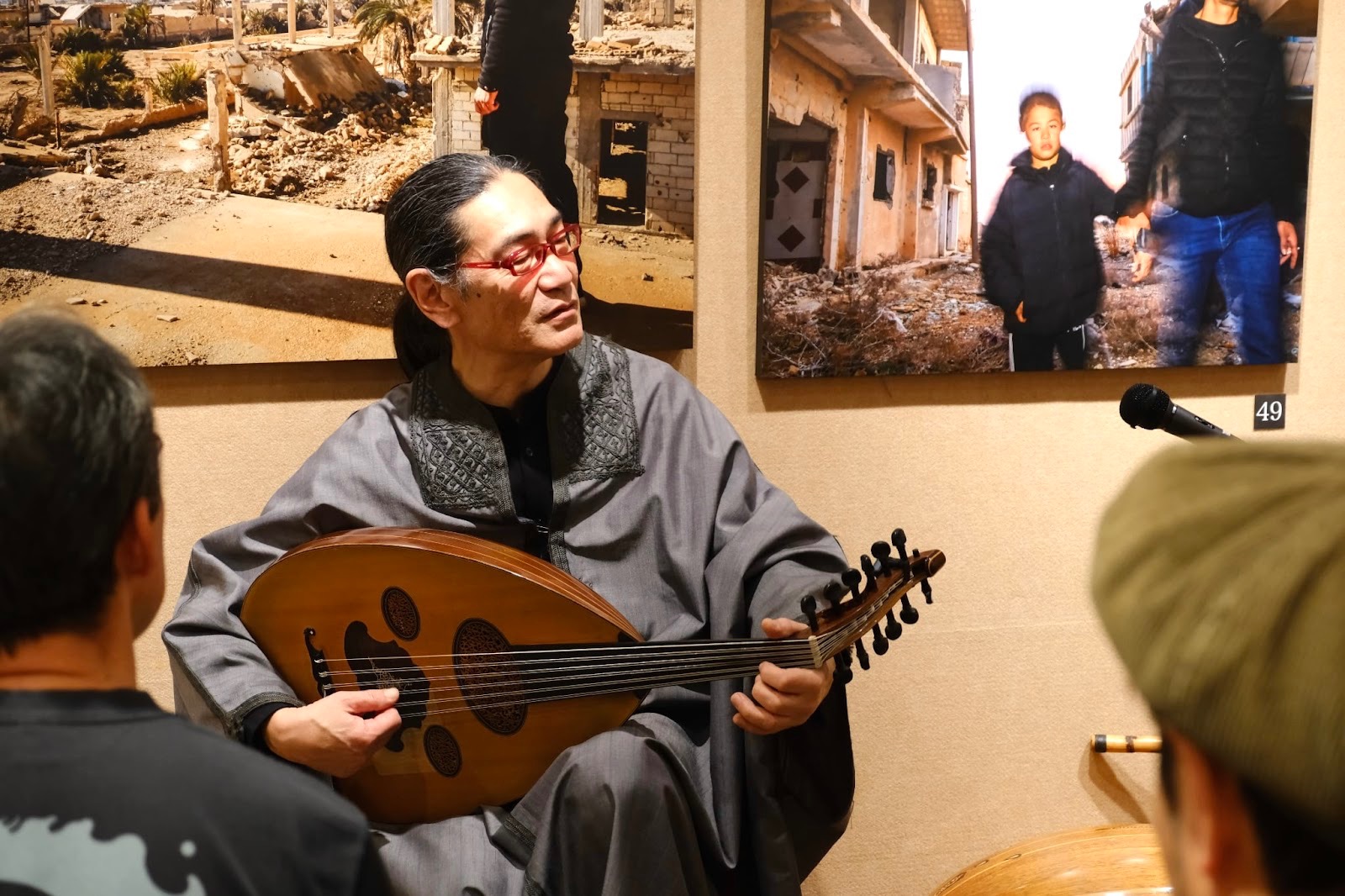 image 10 写真展ギャラリートークにて、常味裕司さんのウードの演奏をお聞きしました！ 写真展ギャラリートークにて、常味裕司さんのウードの演奏をお聞きしました！