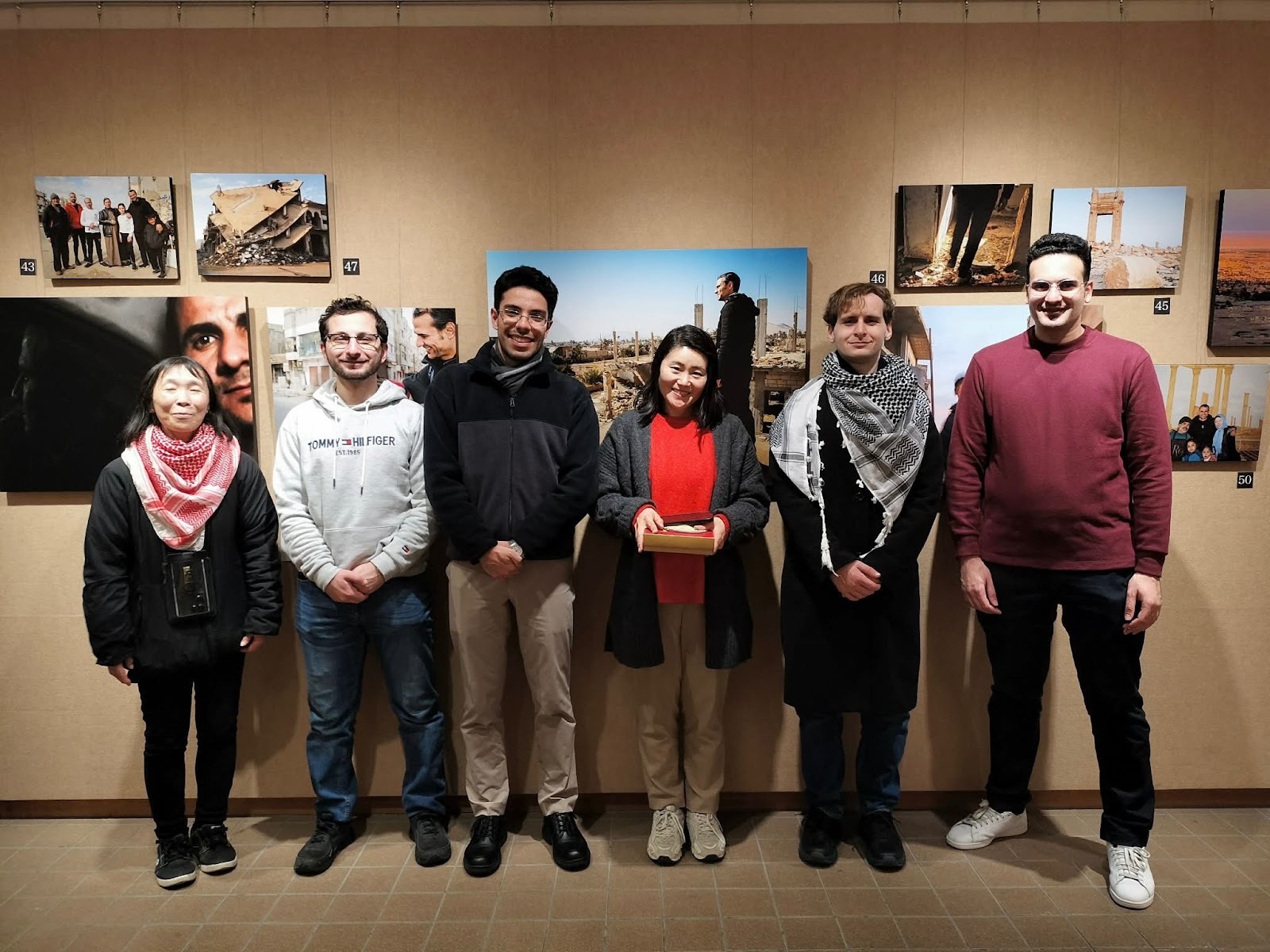 image 12 写真展ギャラリートークにて、常味裕司さんのウードの演奏をお聞きしました！ 写真展ギャラリートークにて、常味裕司さんのウードの演奏をお聞きしました！