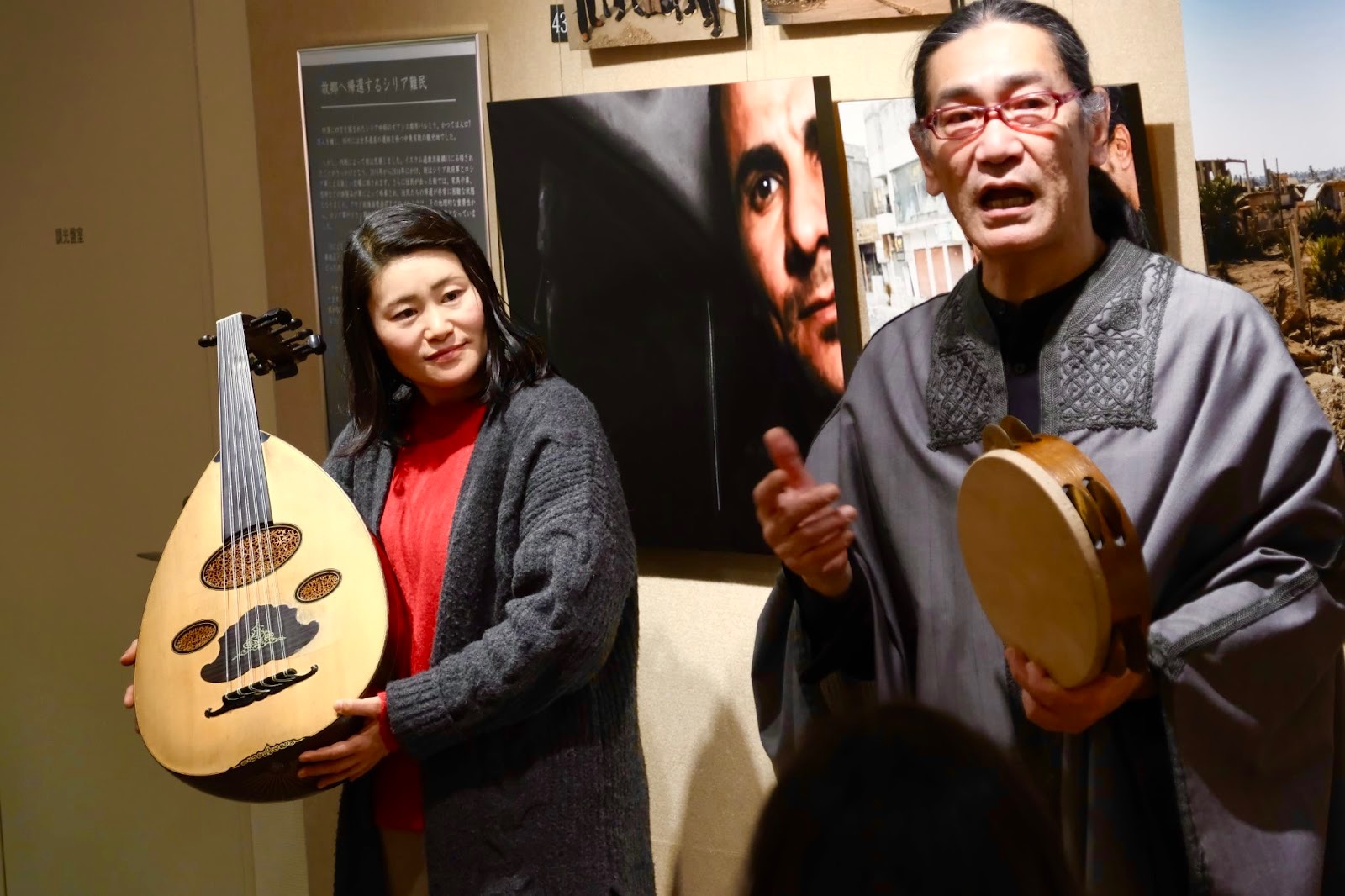 image 8 写真展ギャラリートークにて、常味裕司さんのウードの演奏をお聞きしました！ 写真展ギャラリートークにて、常味裕司さんのウードの演奏をお聞きしました！