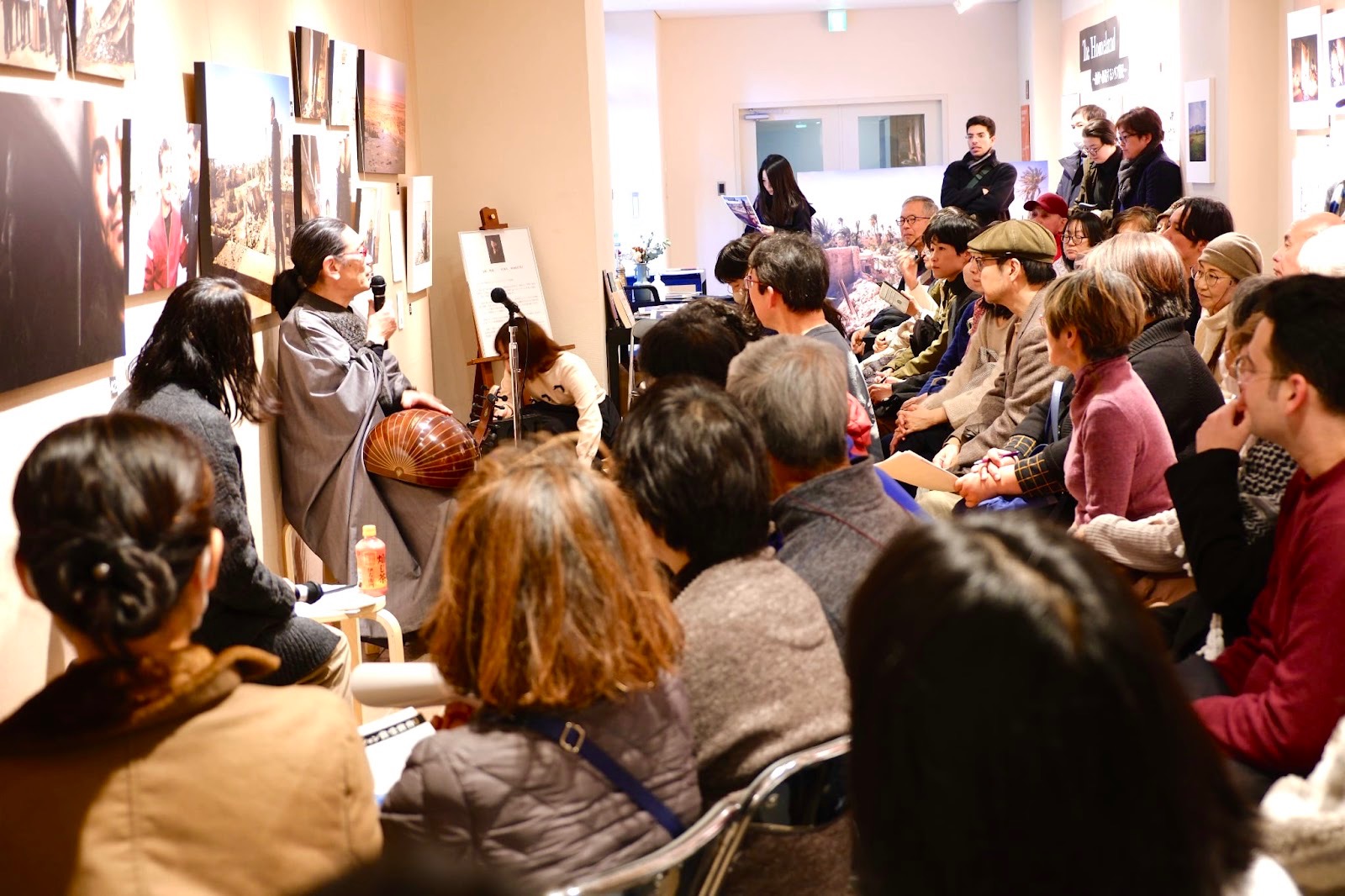 image 9 写真展ギャラリートークにて、常味裕司さんのウードの演奏をお聞きしました！ 写真展ギャラリートークにて、常味裕司さんのウードの演奏をお聞きしました！